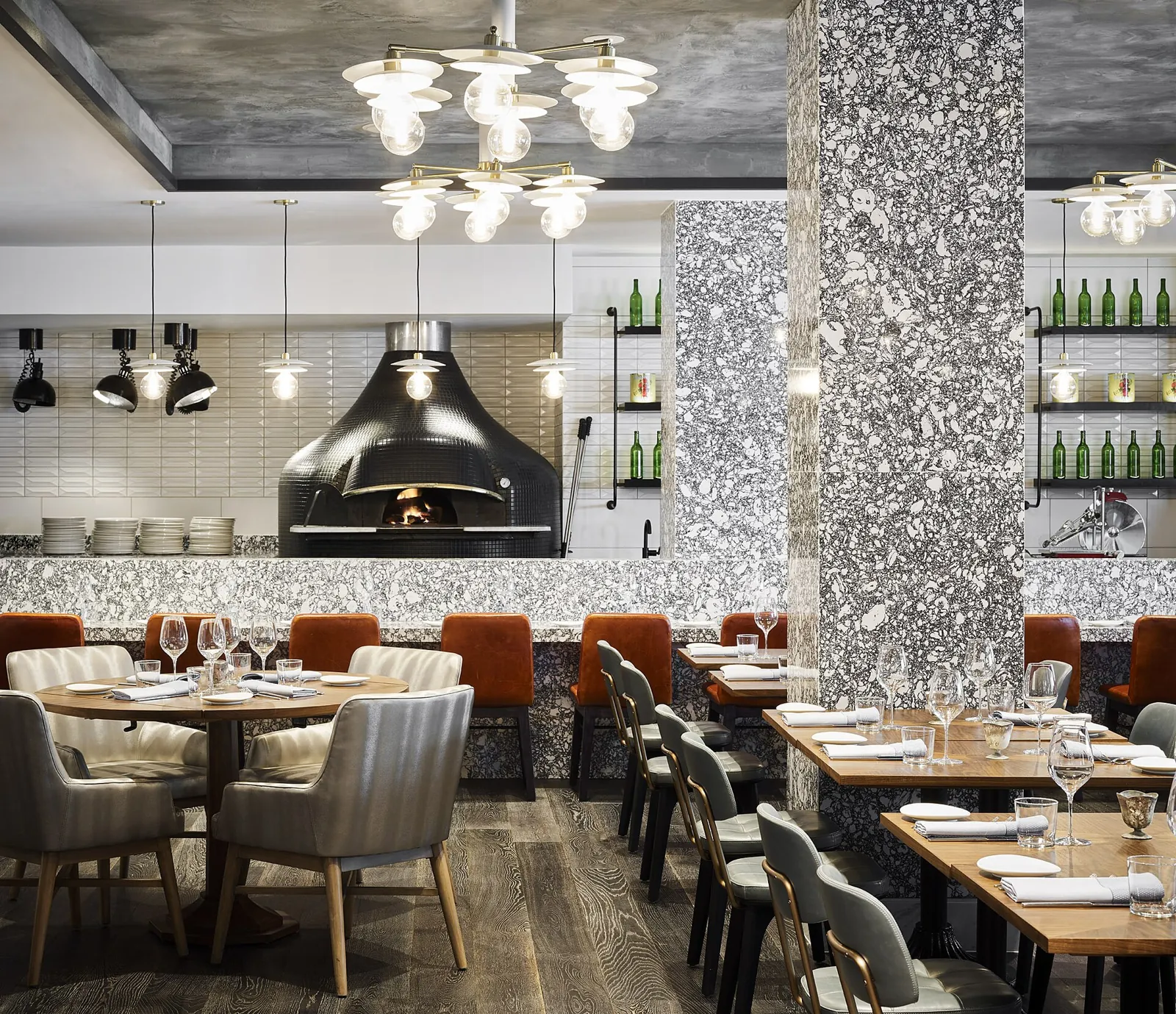 Interno di un ristorante italiano moderno con lo staff al lavoro